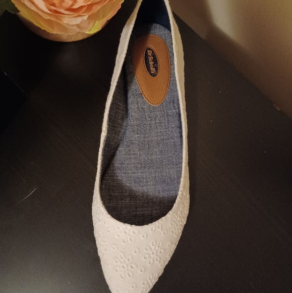Dr. Scholl's Shoes - NWT Dr. Scholl's White shoes lace flat for women size 8.5 comfy insoles padded